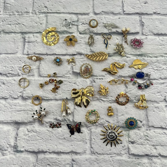 Jewelry - 30 Assorted Vintage Pins Brooches Lot Gold Tone Rhinestone Pearl Enamel Floral
